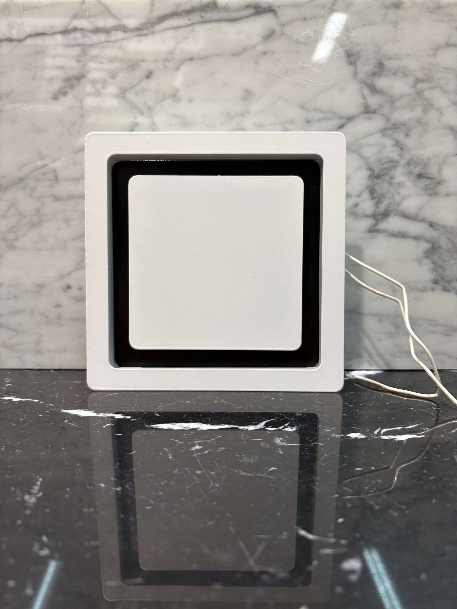 Диффузор на магнитах с вентилятором для потолков ТД100 черно-белый квадратный 100 мм